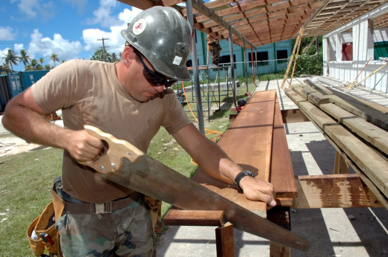 charpentier-LA CROIX VALMER-min_worker_construction_building_carpenter_male_job_build_helmet-893290